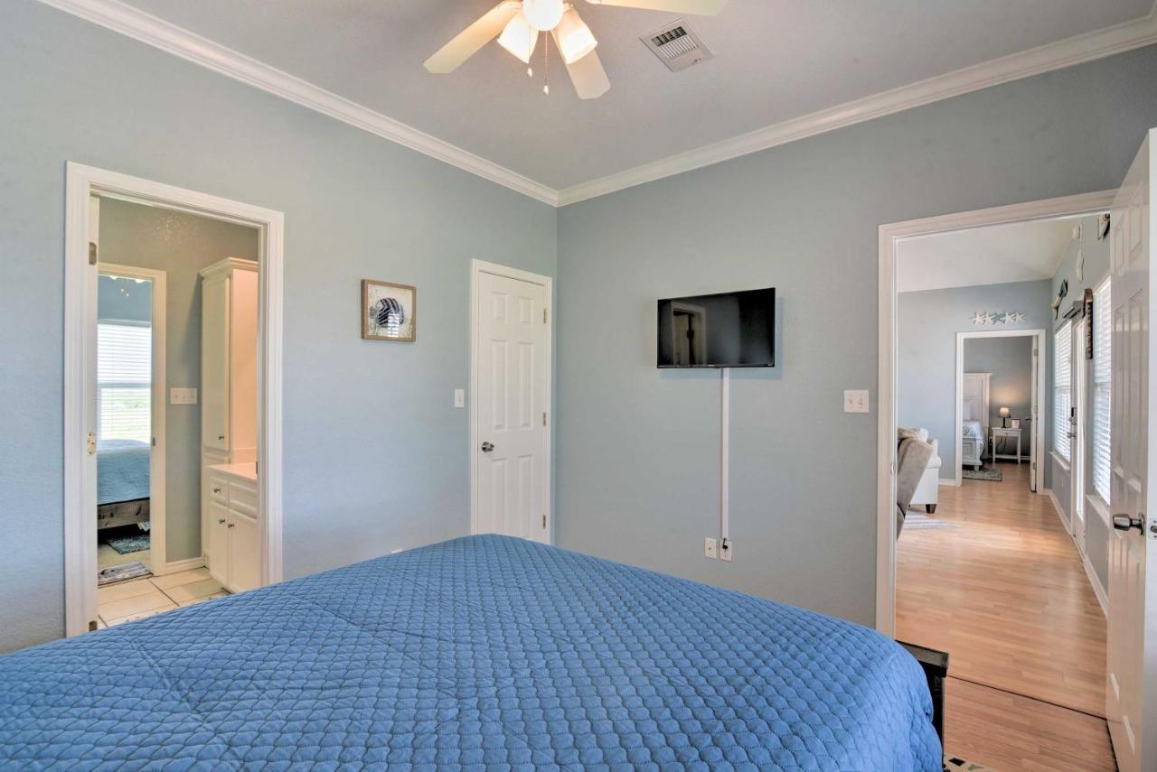 Bright Crystal Beach House, Walk To Coast! Villa Bolivar Peninsula Bagian luar foto